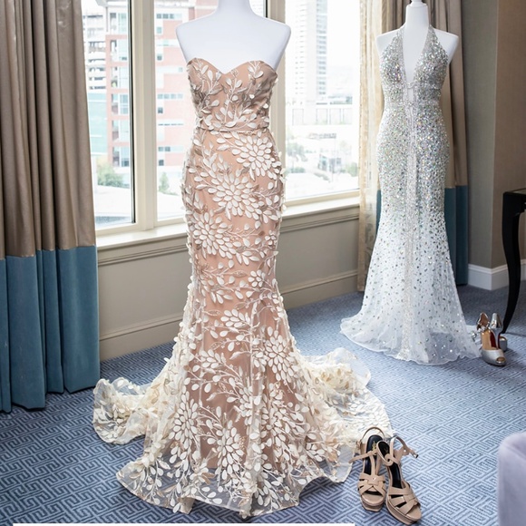 Wedding Gown - Picture 1 of 5